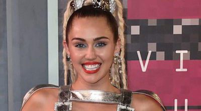 La provocación extrema de Miley Cyrus en los VMAs 2015: de sus excéntricos looks a su 'descuido' enseñando un pecho