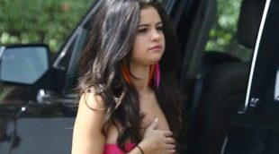 Selena Gomez, la 'maldita vecina' de Zac Efron con sandalias y calcetines