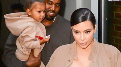 Kanye West presenta su nueva colección de moda arropado por su hija North West y Kim Kardashian