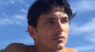 Andrés Velencoso se desnuda para aprovechar los últimos días de verano en la playa