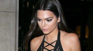 El destape de Kendall Jenner: no deja nada a la imaginación en París con su jumpsuit de Balmain