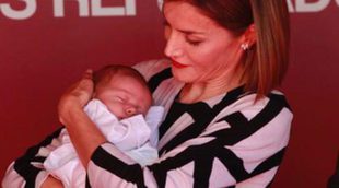 La Reina Letizia saca su instinto maternal con un bebé en el Día de la Banderita