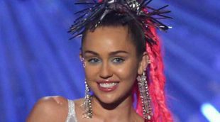 Miley Cyrus se emociona y rompe a llorar en el estreno de la nueva temporada de 'Saturday Night Live'