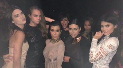 Kourtney y Kim Kardashian, las Jenner y Cara Delevingne se divierten mientras Khloe Kardashian cuida de Lamar Odom