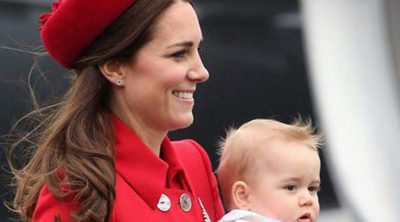 El Príncipe Jorge, fascinado con las palomas durante una visita al museo con su madre Kate Middleton