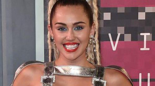 Miley Cyrus vuelve a convertirse en una chica Disney con su salvaje disfraz de Cenicienta en Halloween