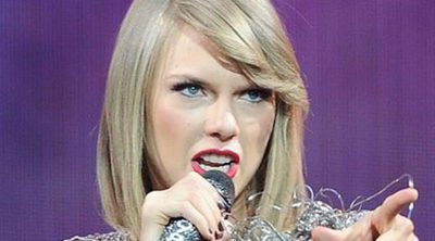 Taylor Swift sale a cantar al escenario disfrazada de Olaf de 'Frozen' junto a Idina Menzel