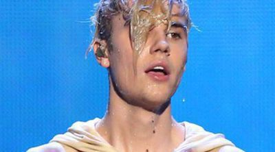 Justin Bieber se empapa y Ariana Grande se suelta la melena en las actuaciones de los American Music Awards 2015