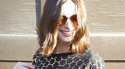 Anne Hathaway confirma que espera su primer hijo con un paseo en el que presumió de embarazo