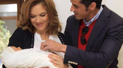 Beatriz Trapote y Víctor Janeiro presentan a su hijo Víctor Jr. a la salida del hospital