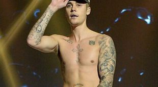 Justin Bieber vuelve a presumir de torso en el escenario en su última actuación en Londres