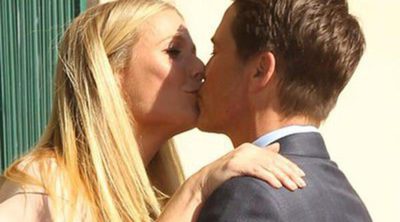 Rob Lowe celebra su estrella en el Paseo de la Fama con un beso en la boca con Gwyneth Paltrow