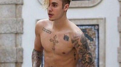 Justin Bieber muestra su tonificado torso desnudo mientras se da un baño en la piscina de la mansión Versace