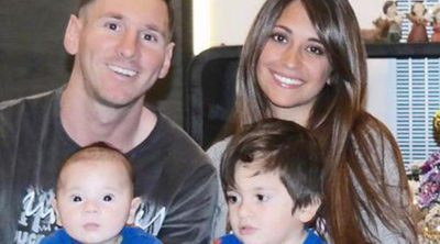 Leo Messi y Antonella Roccuzzo posan con sus hijos Thiago y Mateo para celebrar la llegada de la Navidad