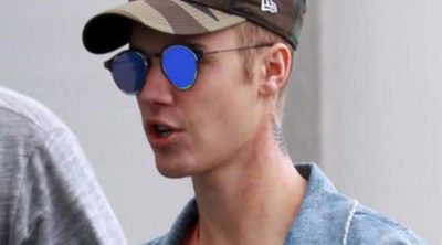 Justin Bieber presume de su tatuaje número 52 y enseña su erupción en el cuello
