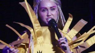 Miley Cyrus arranca su tour musical con su imagen más obscena: en topless y luciendo pene