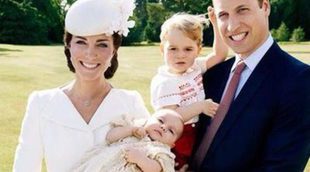 El Príncipe Guillermo y Kate Middleton felicitan la Navidad 2015 con una adorable foto de familia con el Príncipe Jorge y la Princesa Carlota