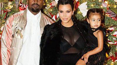 Kim Kardashian presume de figura tras ser mamá en una salida navideña con Kanye West y su hija North West