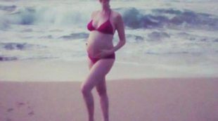 Anne Hathaway presume de embarazo posando en bikini en medio de la playa