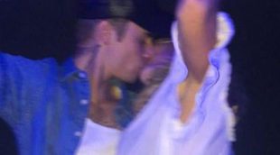 El apasionado beso de Justin Bieber y Hailey Baldwin que confirma su noviazgo