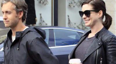 Anne Hathaway presume de embarazo y marido en un paseo por Beverly Hills