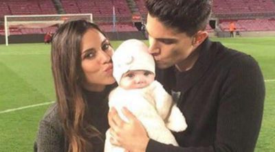 Marc Bartra y Melissa Jiménez posan con su hija Gala desde el campo del Camp Nou