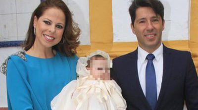 Pastora Soler  y Francis Viñolo bautizan a su hija Estrella en Sevilla