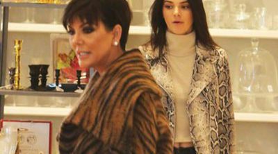 Kendall Jenner pierde los papeles al volante mientras sale de compras con Kris Jenner