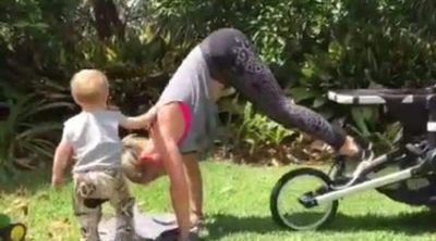 Elsa Pataky y su forma de hacer deporte mientras ejerce de mamá: ¡abdominales con carrito!