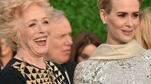 Sarah Paulson y Holland Taylor pasean su amor por la alfombra roja de los Critics' Choice Awards 2016