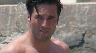 David Bustamante incumple su promesa: muestra su torso desnudo con barriga junto a Paula Echevarría en la playa