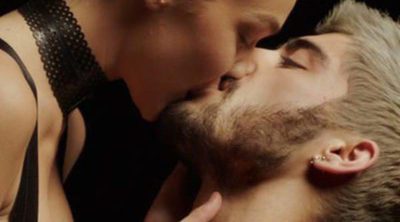 Zayn Malik y Gigi Hadid se besan apasionadamente en el videoclip de 'Pillowtalk', su primer single en solitario