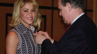 Shakira es nombrada Caballero de las Artes y las Letras de Francia en compañía de sus padres