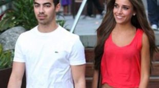 Joe Jonas muy bien acompañado en Malibú con Andrea Stickel, ¿nuevo amor a la vista?