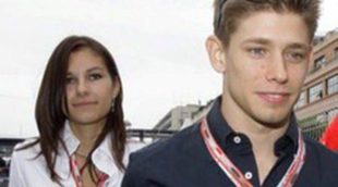 El piloto Casey Stoner y su mujer Adriana Tuchyna han sido padres de una niña