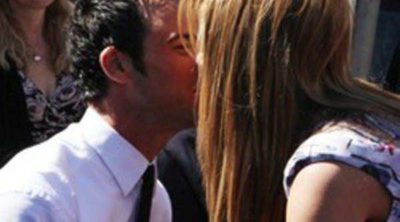 Jennifer Aniston y Justin Theroux consolidan su amor en público con un romántico beso