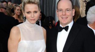 Los Príncipes Alberto y Charlene de Mónaco, algo despistados en la alfombra roja de los Oscar 2012