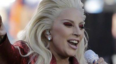 Lady Gaga emociona con su interpretación del himno americano en la Super Bowl 2016