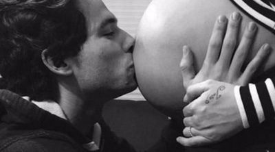 Jota Peleteiro y su foto más tierna besando la barriguita de Jessica Bueno en la recta final de su embarazo