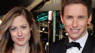 Eddie Redmayne y Hannah Bagshawe presumen de futura paternidad en los BAFTA 2016