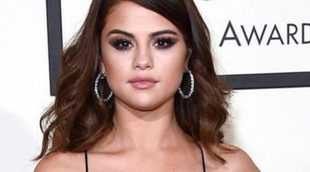 Selena Gomez, Ariana Grande y Alessandra Ambrossio deslumbran en la alfombra roja de Premios Grammy 2016