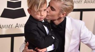 Justin Bieber gana su primer Premio Grammy y elige a su hermanito Jaxon como acompañante