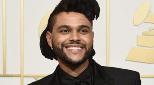 The Weeknd, buena compañía en la alfombra roja pero soledad en el escenario de los Grammy 2016