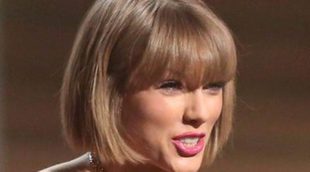 Taylor Swift celebra su su éxito en los Grammy junto a Calvin Harris y a sus padres