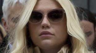 Kesha se hunde: debe seguir trabajando con el productor que abusó de ella