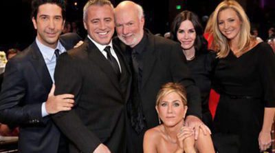 Jennifer Aniston se emociona en el tributo al director James Burrows junto a sus antiguos compañeros de 'Friends'
