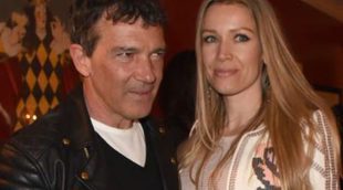 Antonio Banderas pasea su amor por su novia Nicole Kimpel en una fiesta de Los Angeles