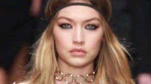 El descuido de Gigi Hadid: se le salió un pecho durante el desfile de Versace en la Fashion Week de Milán