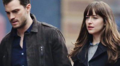 Dakota Johnson y Jamie Dornan caminan de la mano como Christian Grey y Anastasia Steele en el rodaje de 'Cincuenta sombras más oscuras'