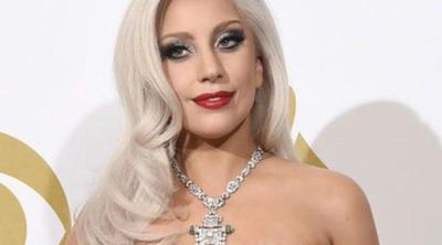Lady Gaga se tatúa el mismo símbolo contra la violencia sexual que sus acompañantes de escenario en los Oscar 2016
